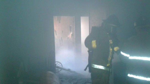 FOTOS: Voraz incendio consume yonker en el barrio Medina de San Pedro Sula