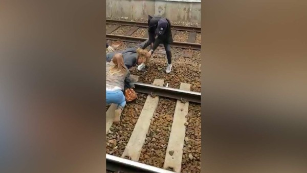 Video: Lo llaman negro y su hermana se va a golpes contra los racistas en Bélgica