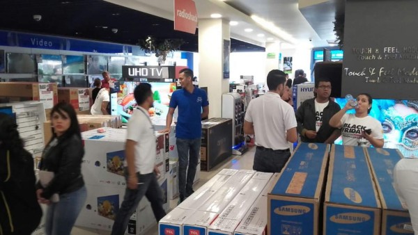 Así viven los hondureños la fiebre del 'Black Friday'