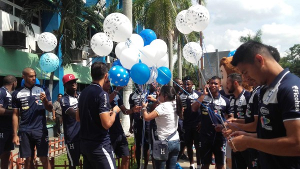 Selección de Honduras llevó alegría a niños con cáncer del Catarino Rivas