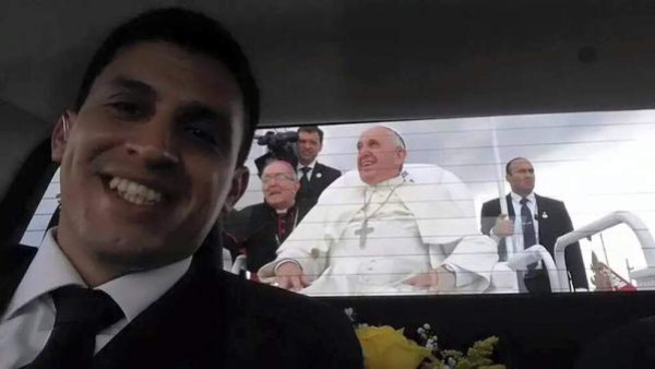 La fiebre del 'selfie' llega al equipo de seguridad del papa