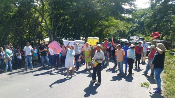 Pobladores toman tramo de la carretera CA-4