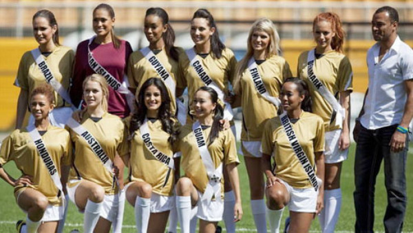 Miss Honduras juega fútbol en Brasil
