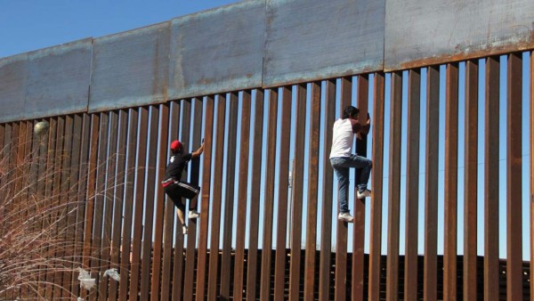 Muere un inmigrante al intentar escalar la valla fronteriza en Texas