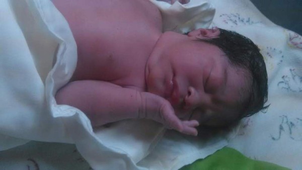 Madre no llega a tiempo a hospital y da a luz en plena calle