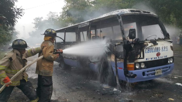 Delincuentes amenazan a conductor y prenden fuego a bus en Choloma