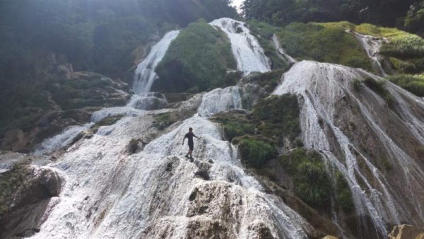 CASCADA LA CHORRERA Se encuentra en la aldea Planes de Italia, Paloma y La Masica. También en el municipio está el balneario Stone Pool y El Paraíso.