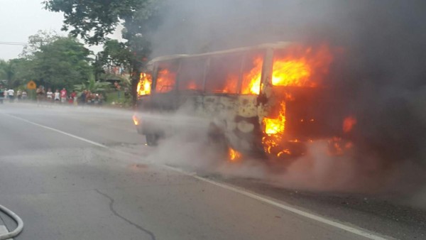 Delincuentes amenazan a conductor y prenden fuego a bus en Choloma
