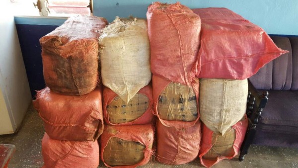 Detienen a dos sujetos con 13 sacos de supuesta droga en Yoro