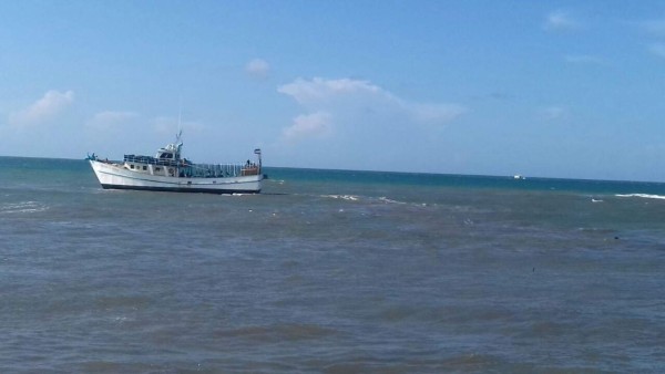 Embarcación está varada en La Ceiba