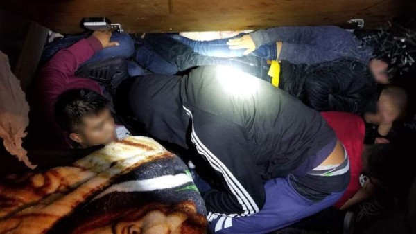 Detienen a hondureños en casas en la frontera de Texas