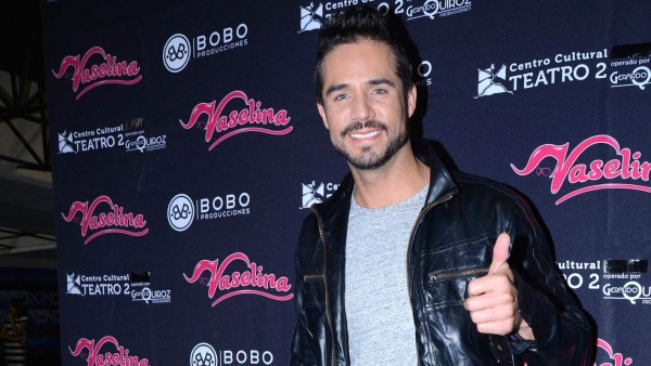 José Ron muestra sus pompis