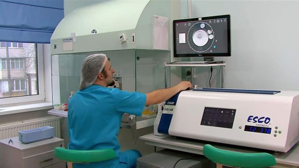 Médico ucraniano, pionero en concepción de bebés con tres padres