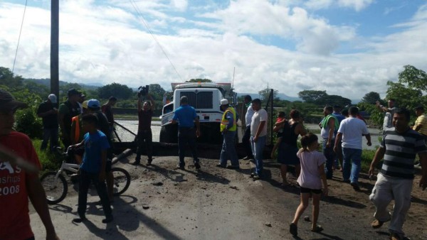 Se cae el puente sobre el río Humuya en Santa Rita, Yoro  