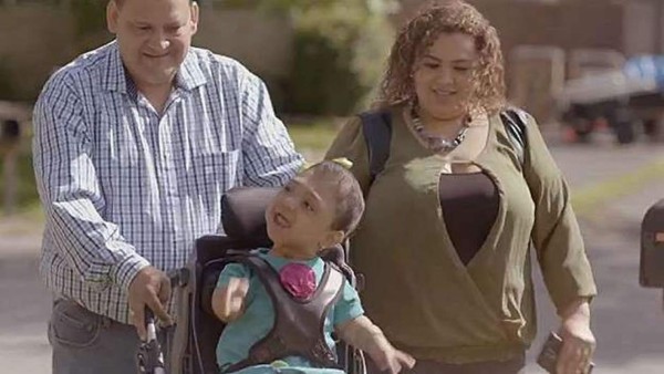 Ahora, Janelly tiene nueve años. Se mueve en silla de ruedas y su estatura no corresponde a la de su edad, pero sus huesos no han dejado de crecer. Foto cortesía de la BBC.