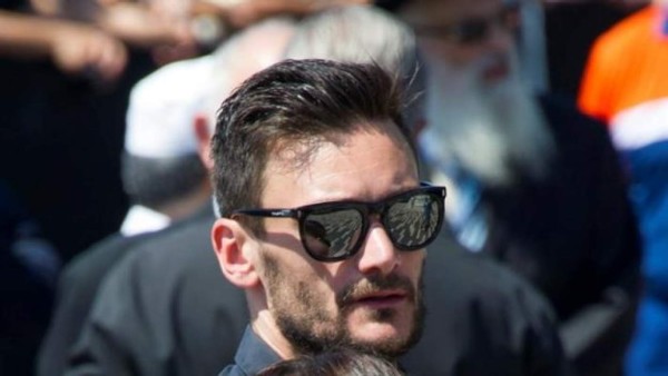 Hugo Lloris llora en el homenaje a las víctimas