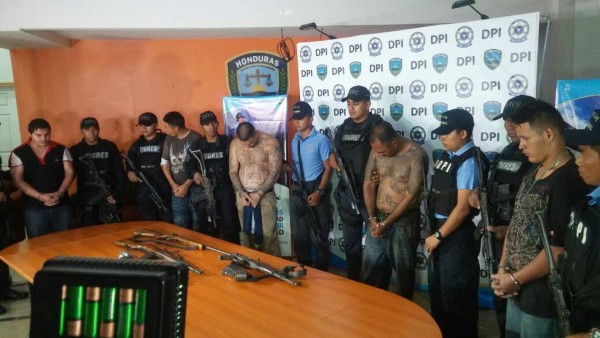 Momentos en que la Policía presentó a los pandilleros detenidos.