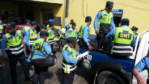 Llegaron los relevos de los 105 policías que se fueron de La Ceiba