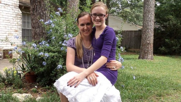 Niña sobreviviente de masacre conmueve a Estados Unidos