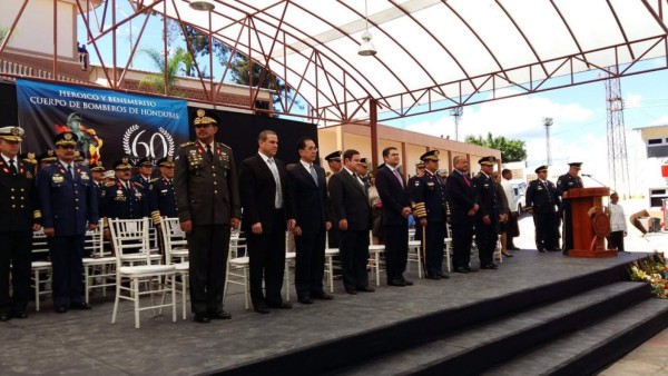 Juan Orlando llama héroes de la patria a bomberos hondureños  