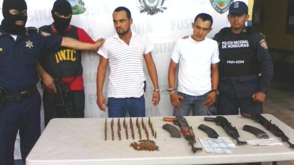 Detienen a hombres que viajaban en bus con tres AK-47 y municiones
