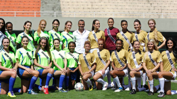 Miss Honduras juega fútbol en Brasil