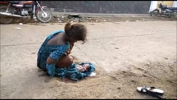 VIDEO: Joven india de 17 años da a luz en la calle