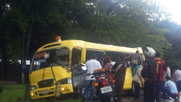 Cinco muertos en choque de rastra con bus en Sabanagrande