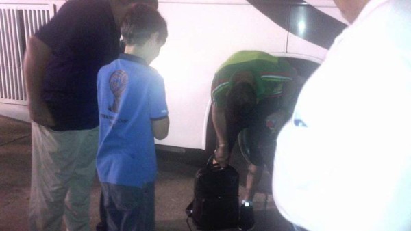 El lado más humano de Chicharito con un niño hondureño