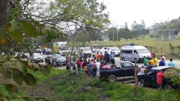 Dos hombres en moto mueren atropellados por pick up en Cortés