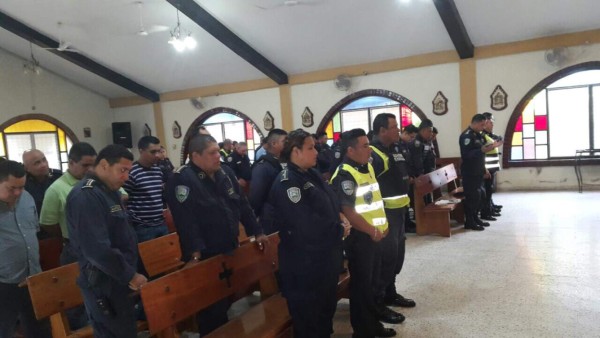 Policías celebran de cerca con los sampedranos