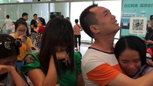 Una joven china se reencuentra con sus padres 13 años después de perderse