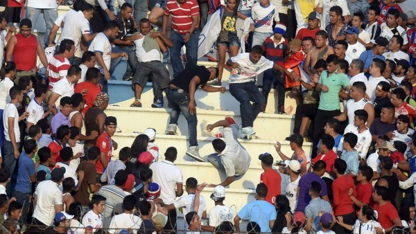 Hincha recibe brutal golpiza en las gradas del estadio Nacional