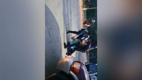 VIDEO: Policías someten hasta del 'pelo' a abogada en Jutiapa tras cometer infracción