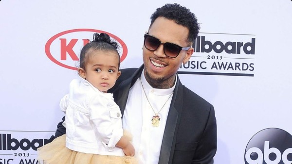 Chris Brown lucha por la paternidad de su hija