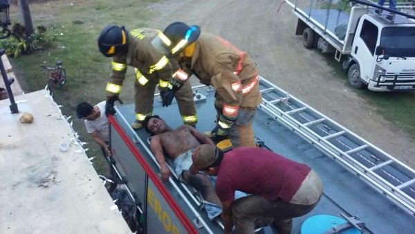 Hombre se electrocuta cuando colocaba las luces de Navidad