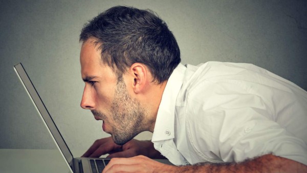 ¿Sabes qué le hacen a tu piel esas horas frente a la pantalla?