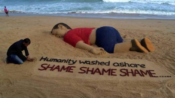 Levantan impresionante escultura de arena en homenaje a Aylan Kurdi