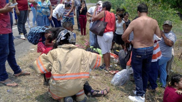 Cerca de 15 heridos tras volcar un bus en Potrerillos, Cortés