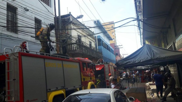 Bomberos controlan incendio en bodega en San Pedro Sula