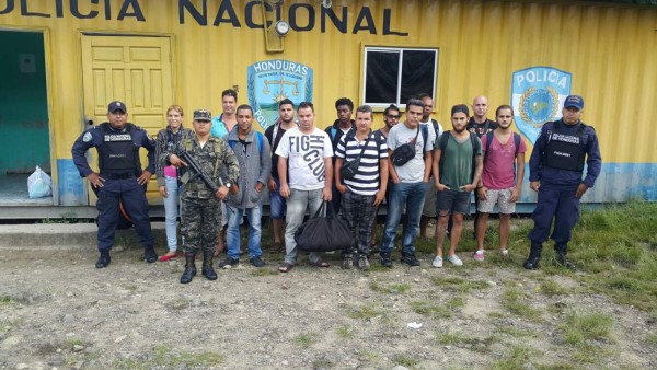 Policía hondureña retiene a unos 100 migrantes cubanos