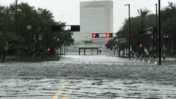 Hondureños sin energía eléctrica y con poca comida en la Florida