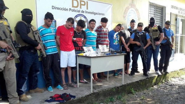 Los capturan con una subametralladora Uzi y droga en La Ceiba