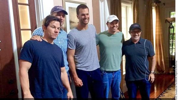 Tom junto al elenco de 'Ted'