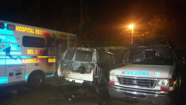 El desconcido se conducía en una motocicleta y al pasar cerca del hospital lanzó un artefacto explosivo que provocó que los vehículos que se encontraban en el parqueo se quemaran.