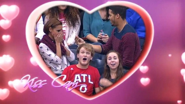 Le pidió matrimonio ante la 'kiss cam' pero no salió como esperaba
