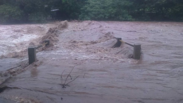 Lluvias causan desbordamiento de río en zona sur