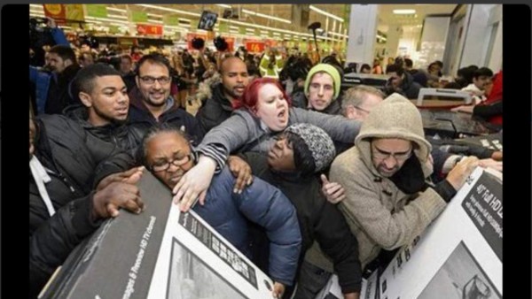 Video: 'Puñetazos y cabezazos', la euforia del Black Friday en EUA