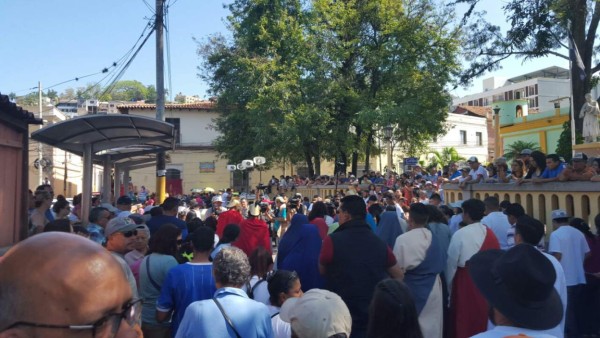 Miles de capitalinos recuerdan la Pasión de Cristo