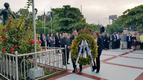 Rinden honor a la Bandera en inicio de fiestas patrias